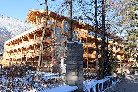 Direkt am Garmischer Michael-Ende-Kurpark  und mit einer kleinen Brücke dorthin verbunden liegt ist das 2018 eröffnete Boutique-Hotel Werdenfelserei (©Foto: Martin Schmitz)